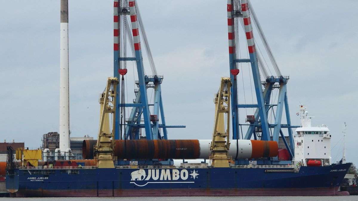 image: Jumbo vessel transporting monopiles picture